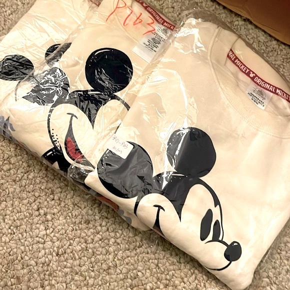 Disneyland Tokyo Classic Mickey Mouse Cream pullover Sweatshirt Small - Picture 8 of 8